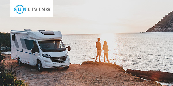 En Sunliving husbil vid vattnet