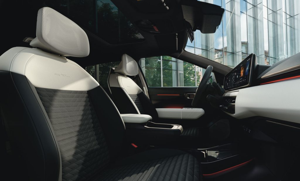 Kia EV4 interiör – stilren och modern kupé med fokus på komfort och teknologi.