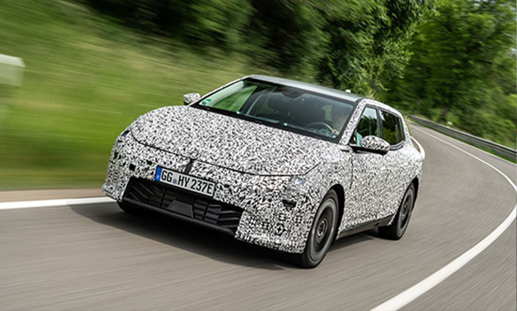 Kia EV4 i kamouflerad testversion – nästa generations elbil på provkörning.