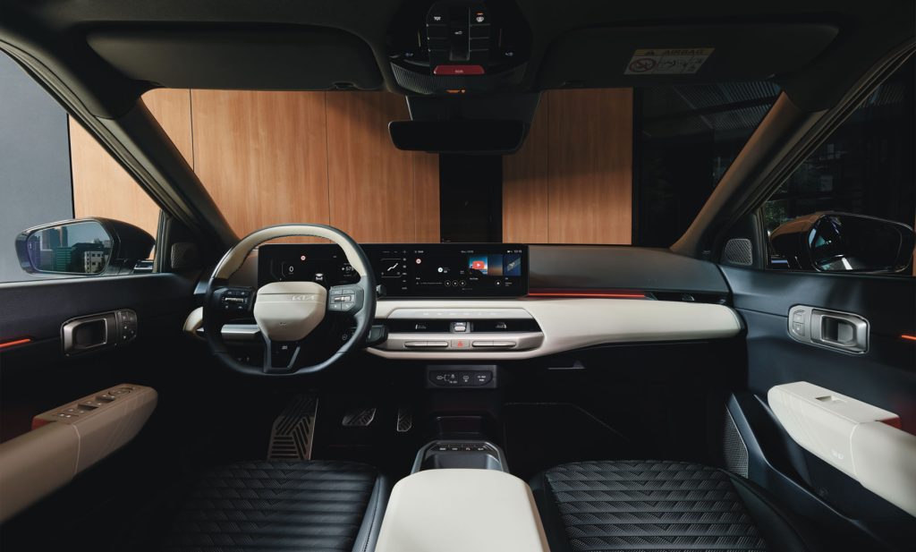 Kia EV4:s förarmiljö med digitalt instrumentkluster – elbil med avancerad förarupplevelse.