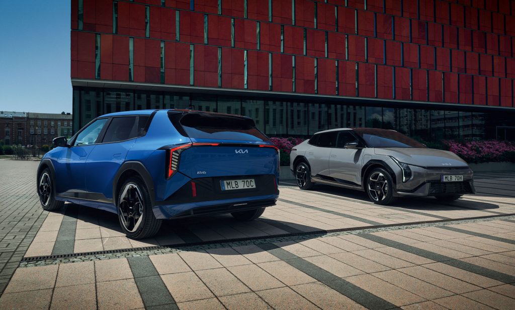 Två Kia EV4 i olika färger parkerade i stadsmiljö – elbilens design i fokus.
